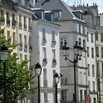 Authentic Bright Flat In Le Marais