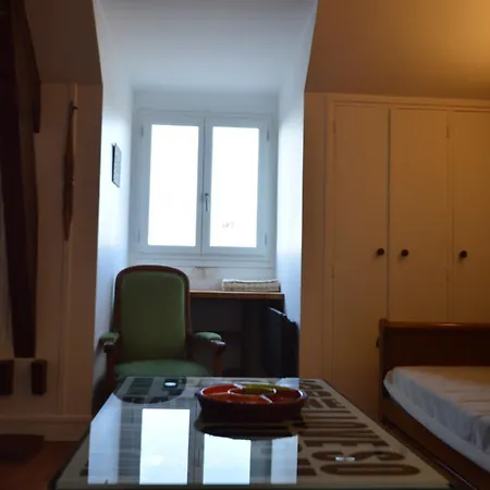 Authentic Bright Flat In Le Marais * Parigi